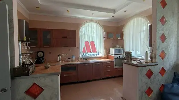 Коттедж, 280 м², 10 сот., 3 этажа